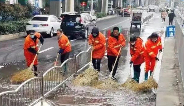 坚守，雨后的环卫工人！