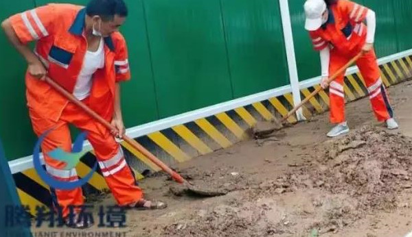 雨天保洁不放松 促进环境再提升